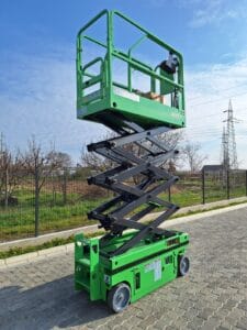 Platforma MX580S — transportni položaj | Jović Viljuškari Makazasta platforma MX580S u spuštenom, transportnom položaju
