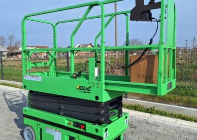 Makazasta Platforma Za Rad Na Visini Mx580s | Jović Viljuškari Zelena platforma za podizanje JLG sa kutijom na platformi