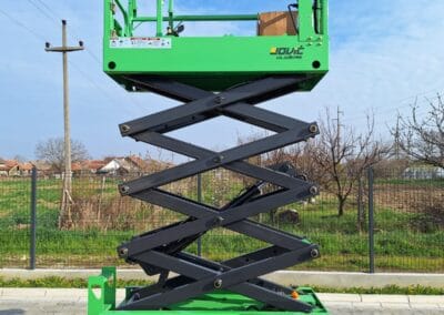 Makazasta Platforma Za Rad Na Visini Mx580s | Jović Viljuškari Zelena makazasta platforma JOVT na otvorenom podignuta visoko