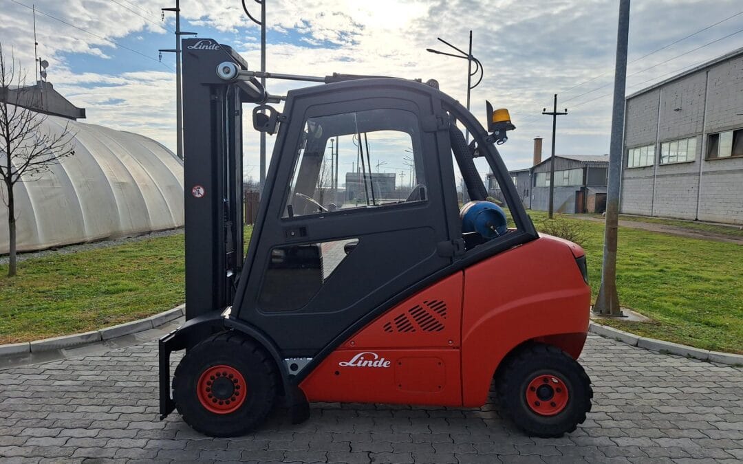 Linde H30T-01 serija 393 iz profila, gasna boca iza kabine, plastenik i travnjak u pozadini