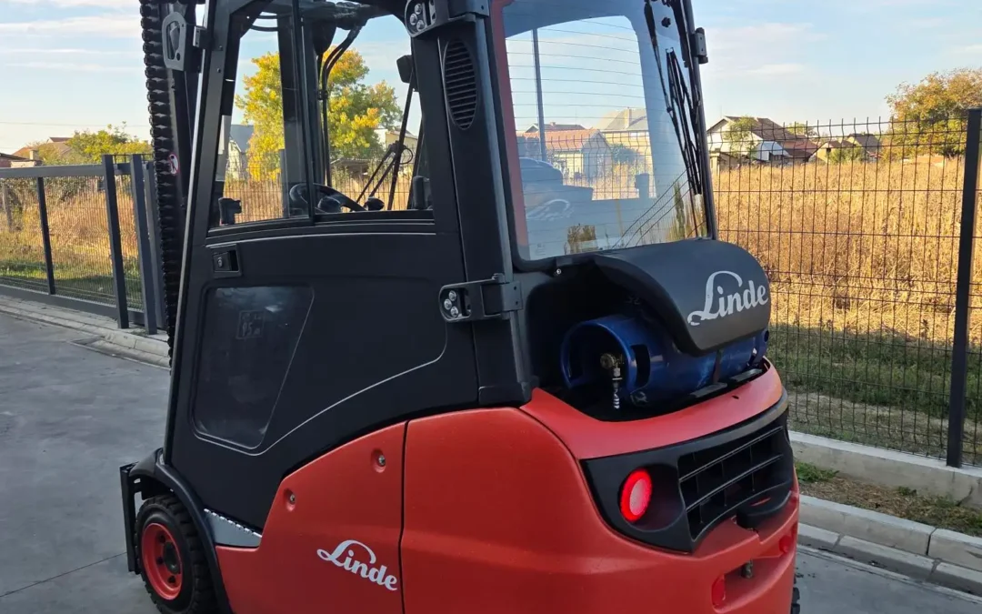Linde H18T-01 snimljen otpozadi ukoso, protivteg i kabina sa rotacionim svetlom, ograda u pozadini